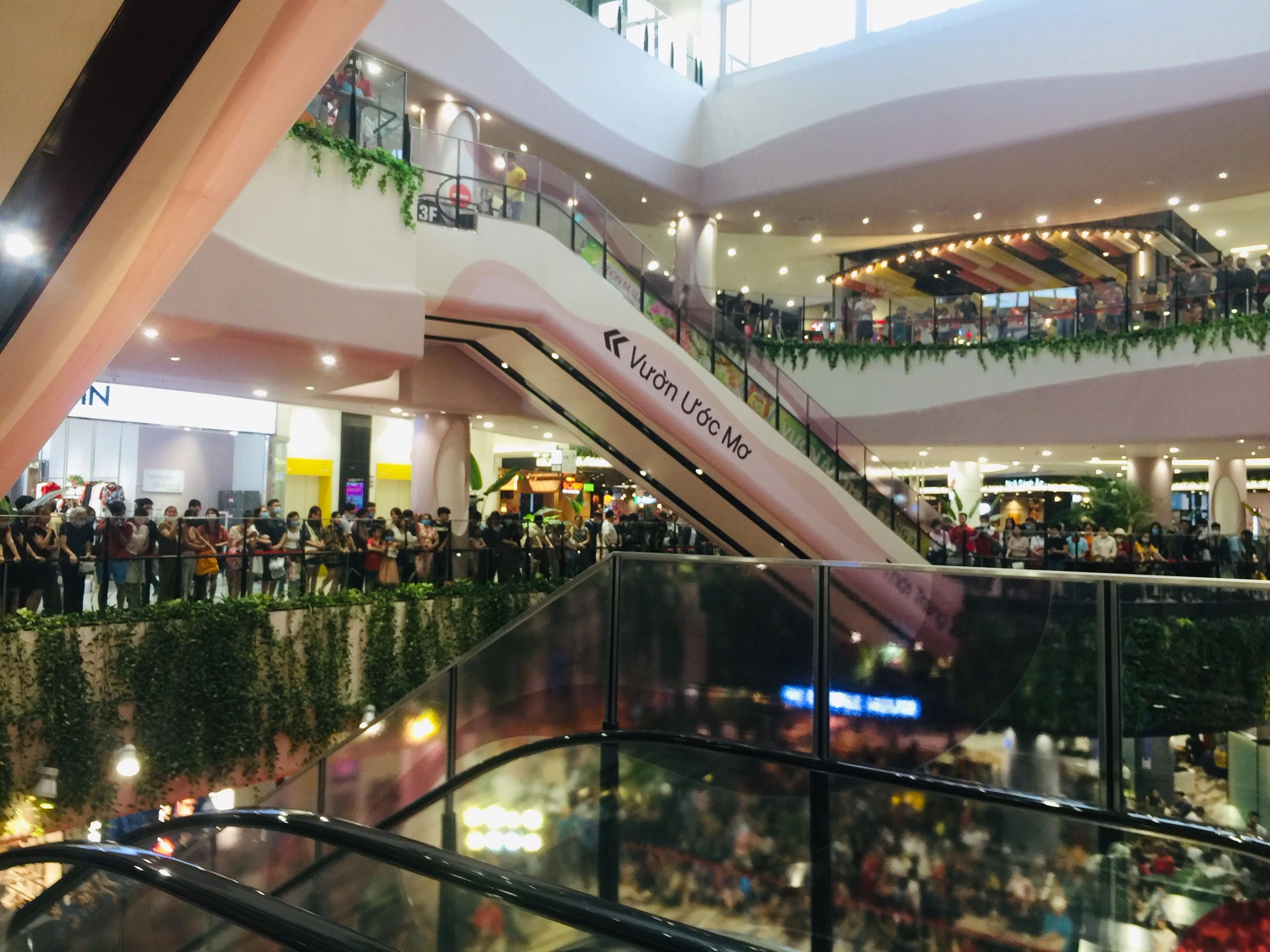 Tầng 2 và 3 của Aeon Mall Hà Đông chật kín người xem.