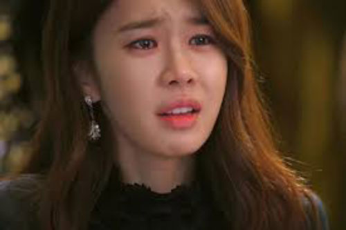 Đi làm về, vô tình nghe được tiếng trò chuyện trong phòng ngủ của mẹ chồng, tôi cứ thế mà trào nước mắt vì xót xa