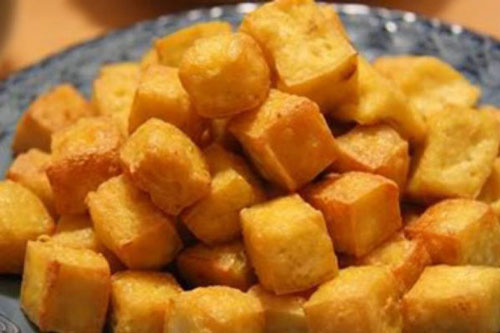 Làm đậu phụ rán khoan vội cho ngay vào chảo, thêm bước này khỏi lo nát mà còn giòn thơm