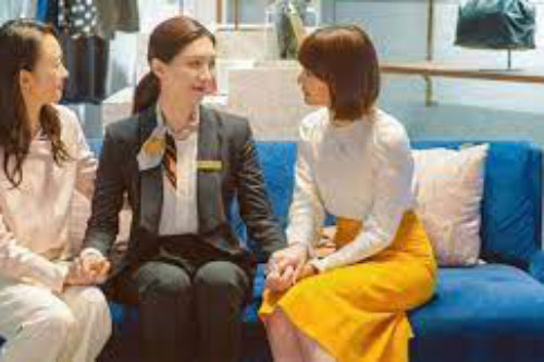 Cuối tuần rủ bạn về nhà chơi, cô đồng nghiệp cứ nhìn chằm chằm ảnh cưới của vợ chồng tôi rồi bỗng thốt ra một câu điếng người