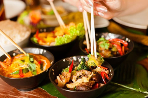 Dùng đũa sai cách: Tích tụ hàng triệu vi khuẩn gây bệnh và hủy hoại sức khỏe