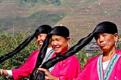 Ngôi làng có phụ nữ để tóc dài hàng mét, U80 vẫn đen bóng mượt, công thức đến từ bí quyết "gia truyền" này