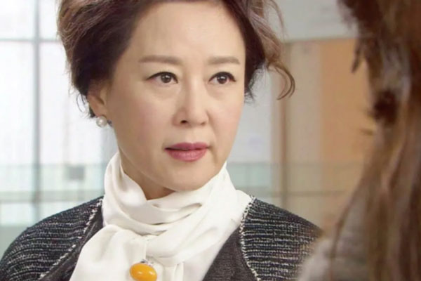 Tôi sống trong khốn khổ chỉ vì cưới phải người chồng đúng chuẩn 'con trai cưng của mẹ'