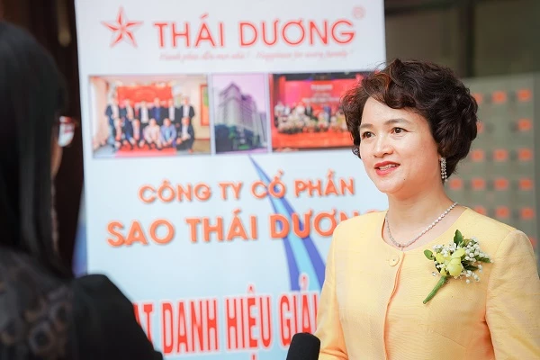 Bà Nguyễn Thị Hương Liên, Phó Tổng giám đốc Công ty cổ phần Sao Thái Dương. Bà Nguyễn Thị Hương Liên, Phó Tổng giám đốc Công ty cổ phần Sao Thái Dương.