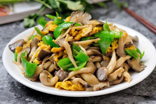 Xào nấm cứ cho thêm một thứ này vào để nấm giòn ngon, tăng gấp đôi dinh dưỡng