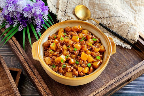 3 bước xong ngay thịt bằm rim khoai tây sánh mịn, đậm đà