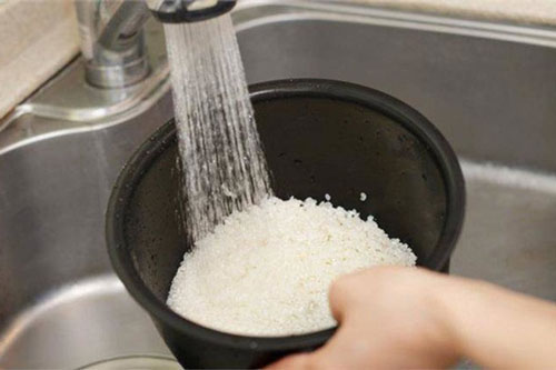 Nấu cơm hạt trắng, dẻo thơm chỉ nhờ mẹo nhỏ này
