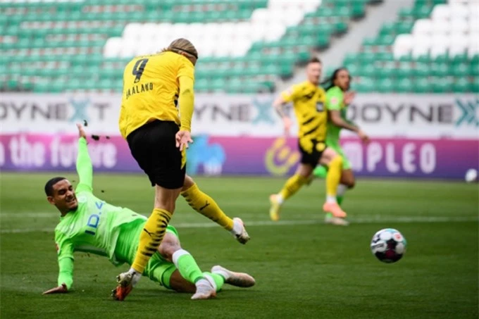 Haaland ghi cả 2 bàn ở trận Wolfsburg vs Dortmund