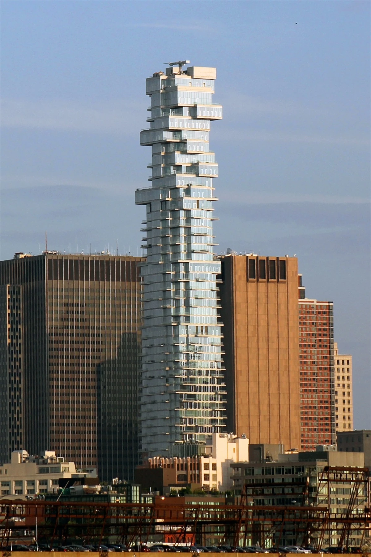 Tòa nhà chọc trời này ở New York (ở Mỹ) trông giống như một trò chơi rút gỗ khổng lồ.