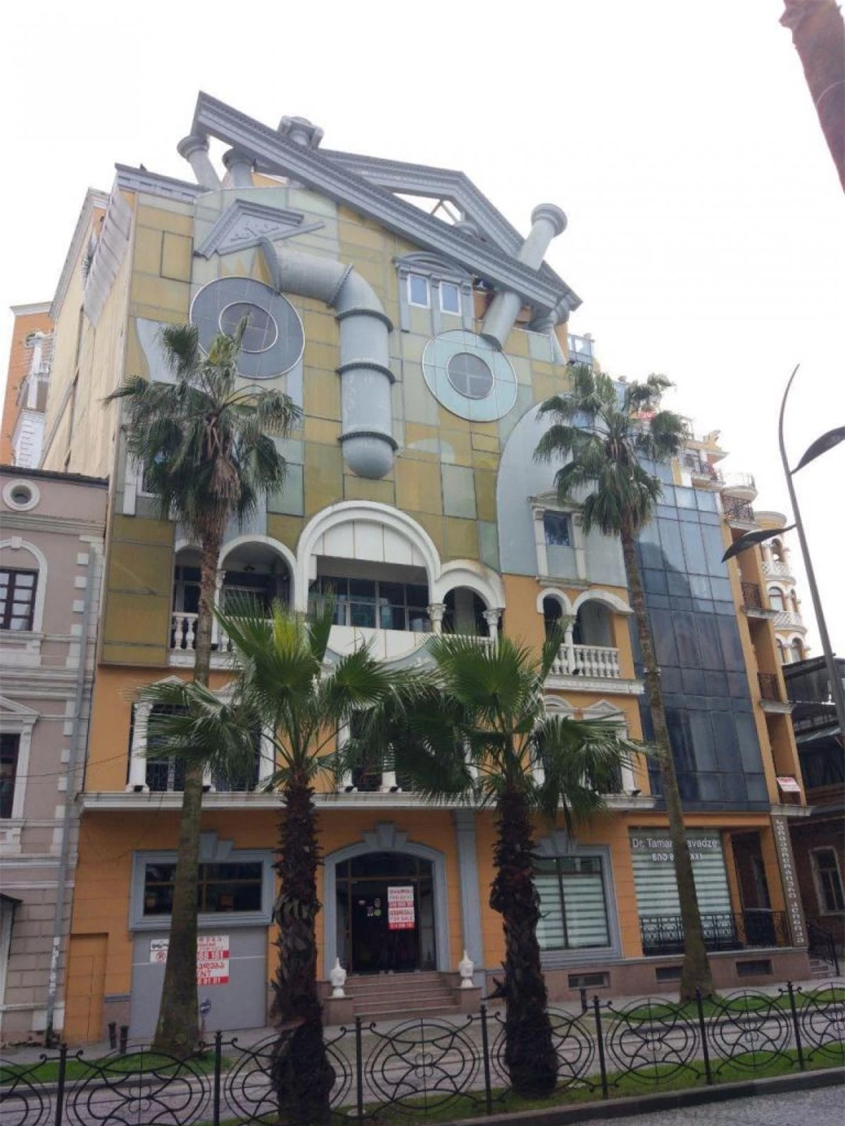 Một tòa nhà ở Batumi, Georgia trông giống như một khuôn mặt