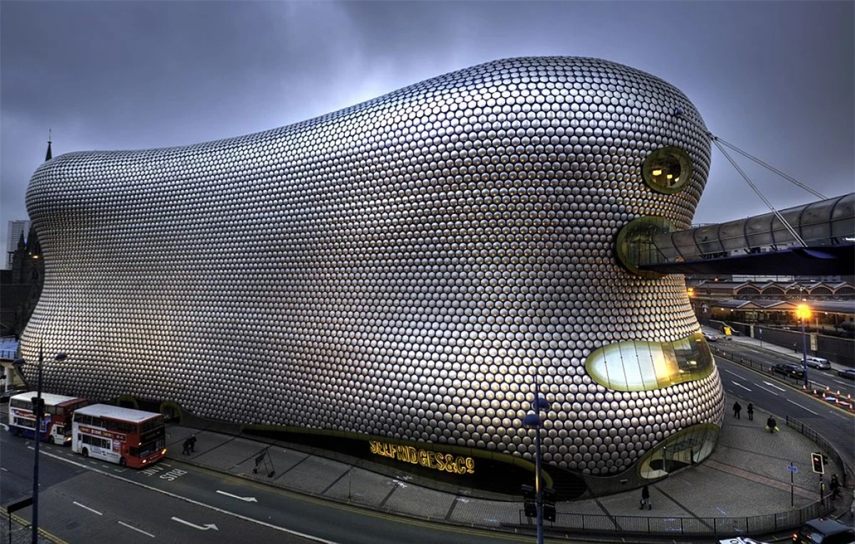 Tòa nhà mang tính bước ngoặt ở Birmingham, Anh này, là một phần của trung tâm mua sắm và có vẻ như nó được bao phủ trong lớp bọc bong bóng.