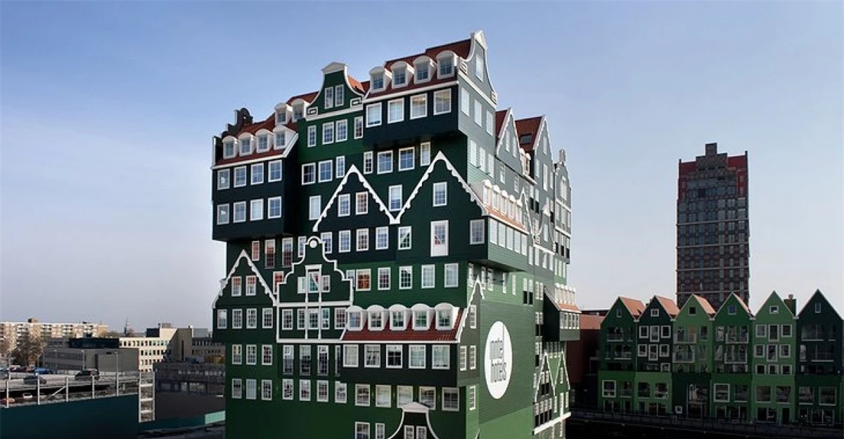 Khách sạn ở Amsterdam, Hà Lan trông giống như hàng chục ngôi nhà nhỏ được ghép lại với nhau.