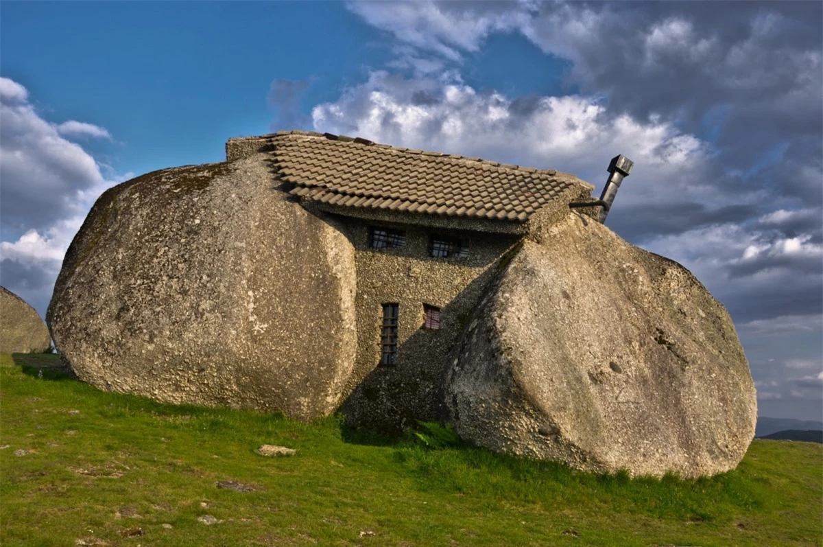 Một di tích kiến trúc ở Bồ Đào Nha sử dụng 2 tảng đá khổng lồ làm tường và trần nhà