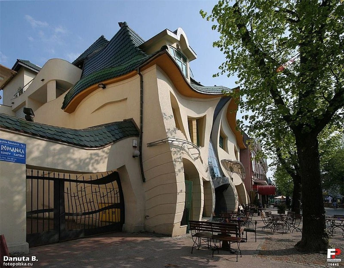 Tòa nhà gợn sóng này là một phần của trung tâm mua sắm ở Sopot, Ba Lan.