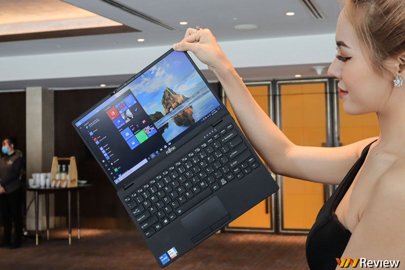 Đánh giá laptop gọn nhẹ nhất thế giới đậm chất Nhật Bản