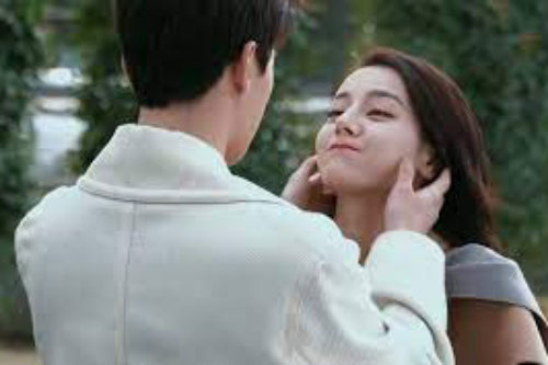 Địch Lệ Nhiệt Ba cười tít mắt bên Dương Dương, biểu cảm làm nũng khiến netizen mê mẩn vì quá xinh