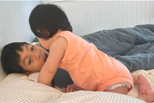 Khoảnh khắc cưng xỉu của 2 nhóc tỳ hot nhà Cường Đô La: Suchin làm gì mà anh trai Subeo phải ngơ ngác thế này?