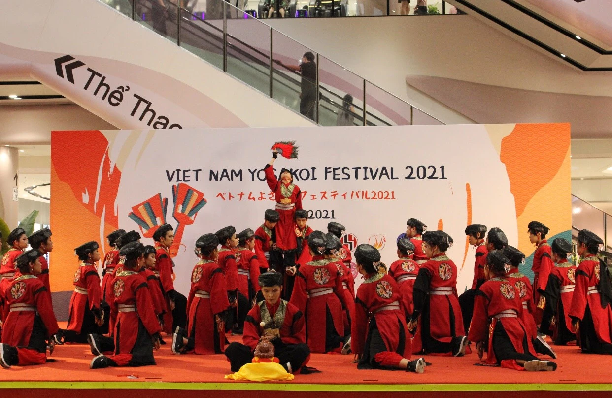 Đội nhảy HANUYO YOSAKOI với tiết mục nhảy "Sắc sắc không không".