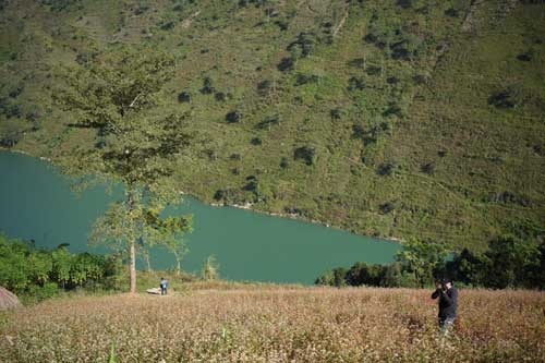 Trải nghiệm đi thuyền vượt hẻm Tu Sản trên sông Nho Quế