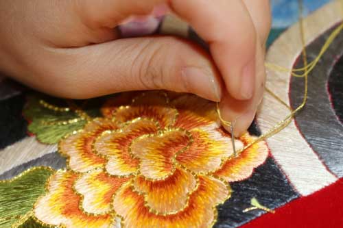 Về thăm ngôi làng duy nhất thêu long bào ở Hà Nội