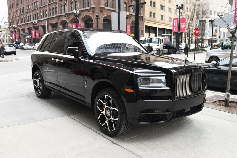 1. Rolls-Royce Cullinan 2021 (giá khởi điểm: 332.350 USD).