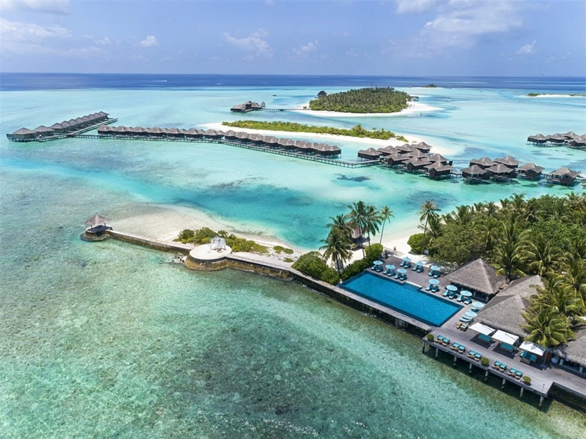 "Kỳ nghỉ không giới hạn tại Maldives" là sản phẩm du lịch dành riêng cho năm 2021. Nơi cung cấp dịch vụ này là khu nghỉ dưỡng Anantara Veli Maldives Resort. Mức giá cho gói nghỉ dưỡng là 30.000USD, du khách chi trả một lần và tùy ý sử dụng phòng nghỉ trong cả năm 2021, cùng với các tiện ích đi kèm tại resort. Trước đại dịch, giá phòng ở Anantara Veli Maldives Resort vào khoảng 600USD/đêm.