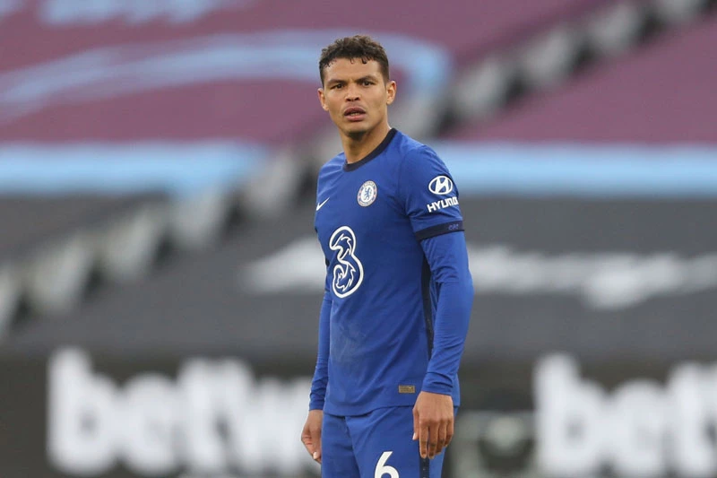 Trung vệ: Thiago Silva (Chelsea).