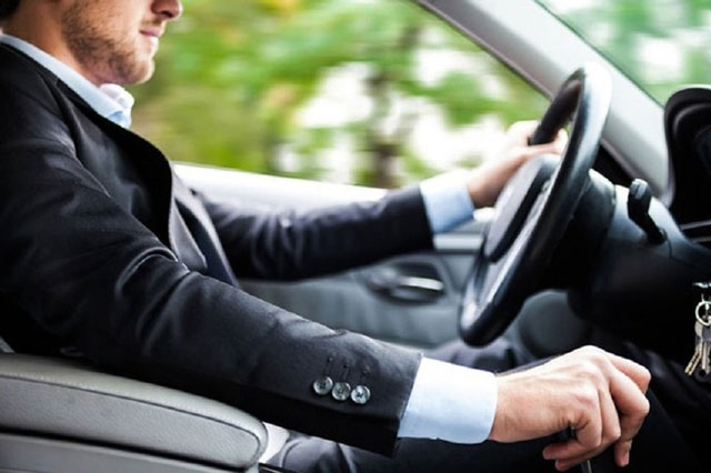 Xe ô tô đang xuống dốc mà bị chết máy thì xử lý như thế nào?