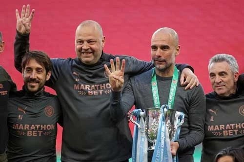 HLV Pep Guardiola (cầm cúp) hạnh phúc với Cúp Liên đoàn thứ 4 liên tiếp, nhưng sớm đặt mục tiêu cao hơn. Ảnh: Getty Images