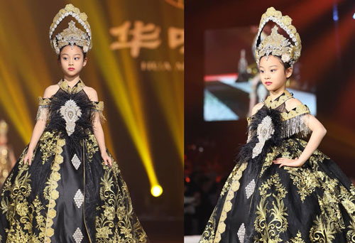 Con gái Lý Tiểu Lộ sải bước cực thần thái trên sàn catwalk, mẫu nhí 9 tuổi khiến cư dân mạng trầm trồ