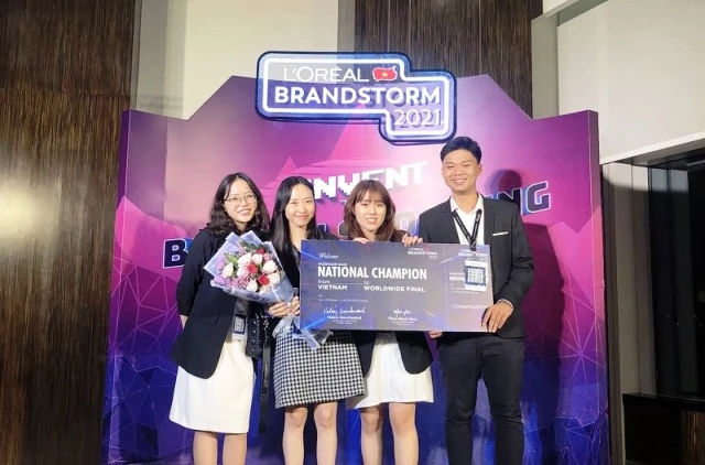 Hình 1: Nhóm gồm ba sinh viên RMIT cùng người hướng dẫn cô Hứa Mỹ Sang (thứ hai từ trái sang) đã đăng quang ngôi vị quán quân toàn quốc cuộc thi lên ý tưởng toàn cầu.