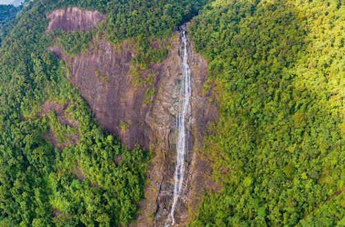 Thác Đỗ Quyên cao hơn 300 m nằm ở đâu?
