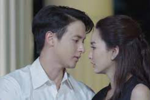 Nhận được tin nhắn xin tiền của mẹ, tôi ngồi thẫn thờ còn chồng buông một câu đắng lòng