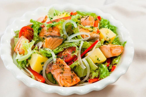 Salad cá hồi sốt dầu giấm 'đánh tan' cái oi ả của nắng hè