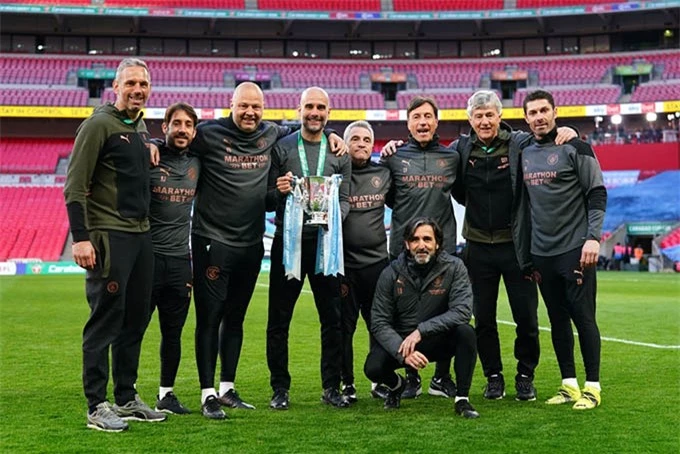 Guardiola cùng đội ngũ trợ lý chụp ảnh kỷ niệm sau khi giành chức vô địch Cúp Liên đoàn 2020/21