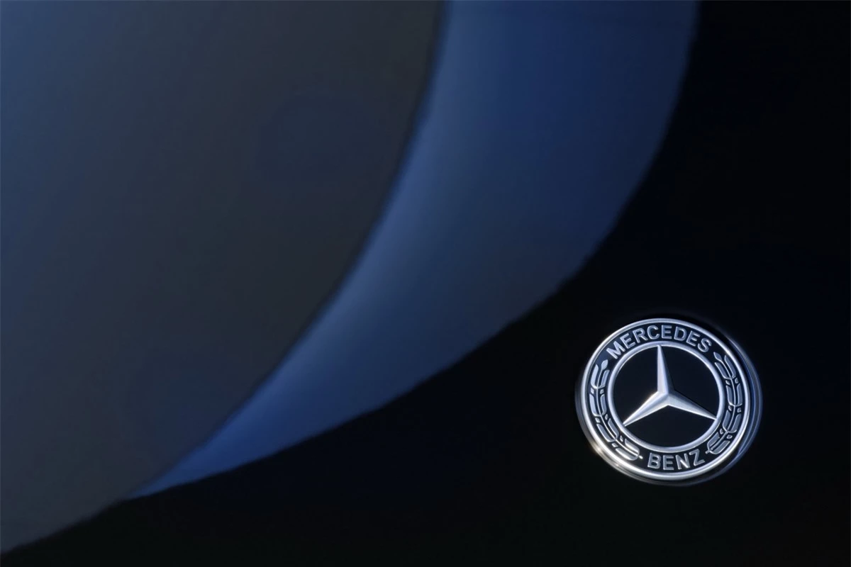 Mercedes-Benz EQS cũng được trang nghệ công nghệ tự lái Drive Pilot, cho phép người lái không cần phải chạm vào vô lăng với vận tốc lên đến 60 km/h trong tình trạng giao thông trên cao tốc. Tuy nhiên, tính năng này chỉ được áp dụng tại thị trường Đức.