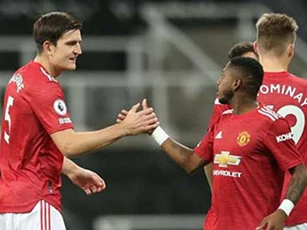 Maguire mắng đồng đội là "đồ ngu"  ngay trên sân