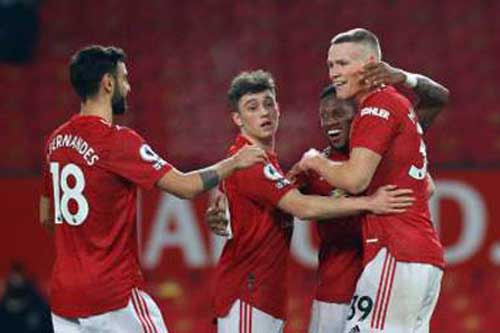 CĐV đòi tống khứ 3 cái tên 'rác rưởi' sau trận MU bị Leeds cầm chân