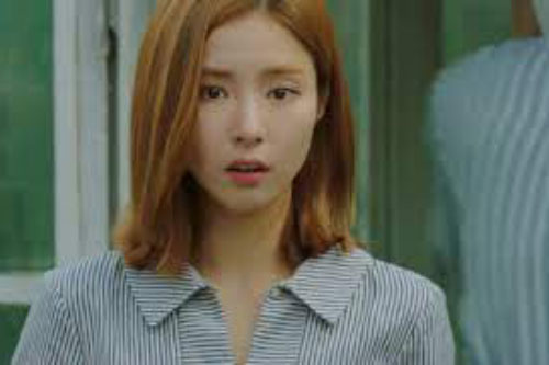 Cô bạn cùng phòng ngoại hình bình thường nhưng yêu anh chàng nào cũng đẹp trai và tôi sốc khi phát hiện bí mật của cô ấy