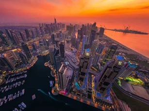 Thành phố Dubai đẹp như phim khoa học viễn tưởng khi đêm xuống