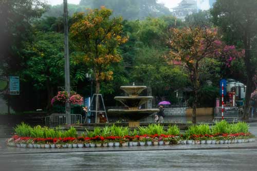 Hồ Gươm đẹp huyền ảo, lãng mạn trong lất phất mưa 