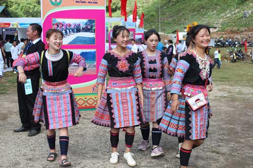 Vẻ đẹp tươi tắn, trong trẻo của thiếu nữ vùng cao Hang Kia - Pà Cò