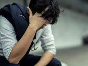 Lẻn vào phòng bố mẹ trộm tiền, tôi bất ngờ phát hiện bí mật động trời từ người đàn ông sinh ra mình