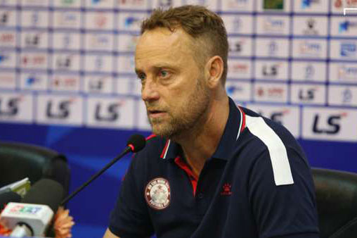 TP.HCM 'thay máu' hàng công: HLV Polking nhận ra sai lầm?