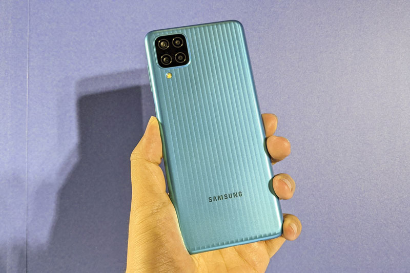 Smartphone Samsung với RAM 4 GB, pin 5.000 mAh, màn hình 90Hz, 4 camera sau, giá gần 4 triệu tại Việt Nam