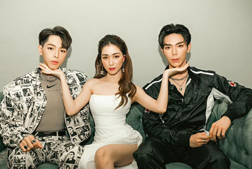 'Gia đình Hoa dâm bụt' hội ngộ, dân tình nhật xét cả ba như 'đúc cùng một khuôn'