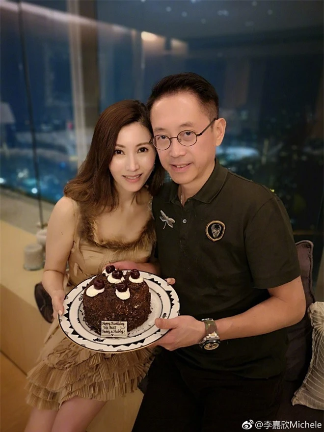 Hoa hậu đẹp nhất Hong Kong gây bão với màn hở bạo khoe body khó tin ở tuổi 50, lu mờ chồng tỷ phú đứng bên - Ảnh 4.