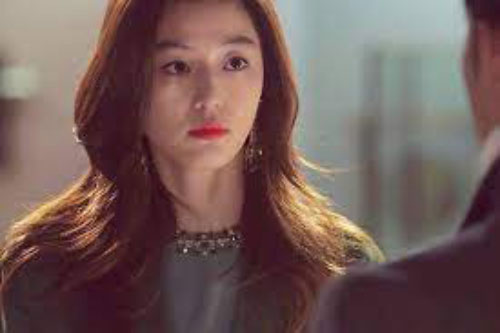 Giúp tôi chuyển đồ sang phòng tân hôn xong, chồng sắp cưới đột nhiên cạy tay đòi lại nhẫn cầu hôn, lý do anh đưa ra khiến tôi đờ đẫn