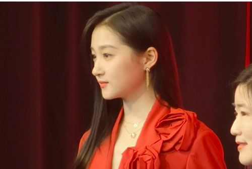 Hình ảnh Quan Hiểu Đồng tại sự kiện chưa qua chỉnh sửa, nhan sắc thật có giống ảnh tự đăng?