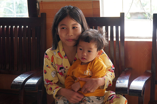 Chắp cánh ước mơ cho nữ sinh “tay xách cặp, tay bế em” đến trường ở Nghệ An